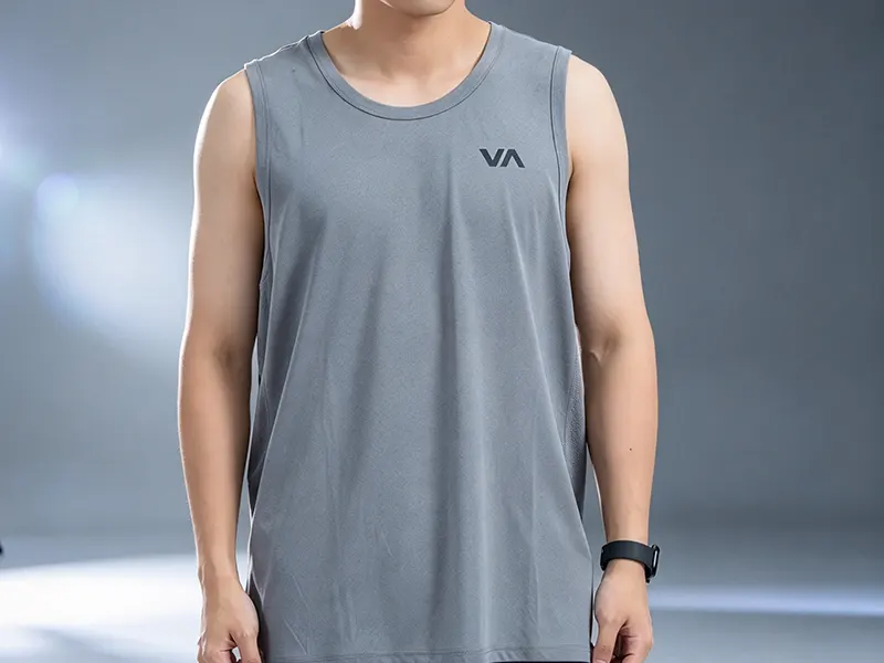 La camiseta sin mangas Sport Vent combina rendimiento y estilo minimalista para hombres activos.