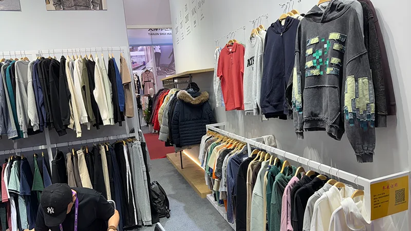 ¿Cómo pueden los fabricantes de prendas de vestir reducir los retrasos en la producción y la presión de los inventarios?