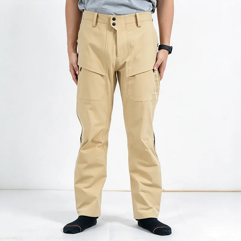 Pantalón cargo rígido impermeable beige con tejido térmico y cremalleras laterales largas