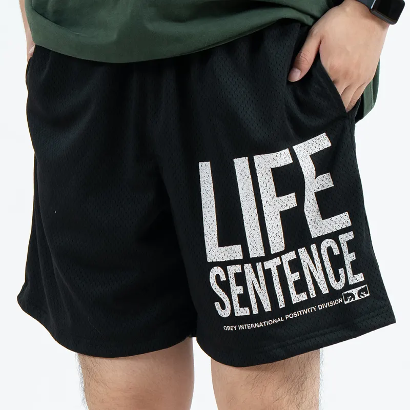 Pantalones cortos negros de malla transpirable de secado rápido con gráfico de letra blanca grande