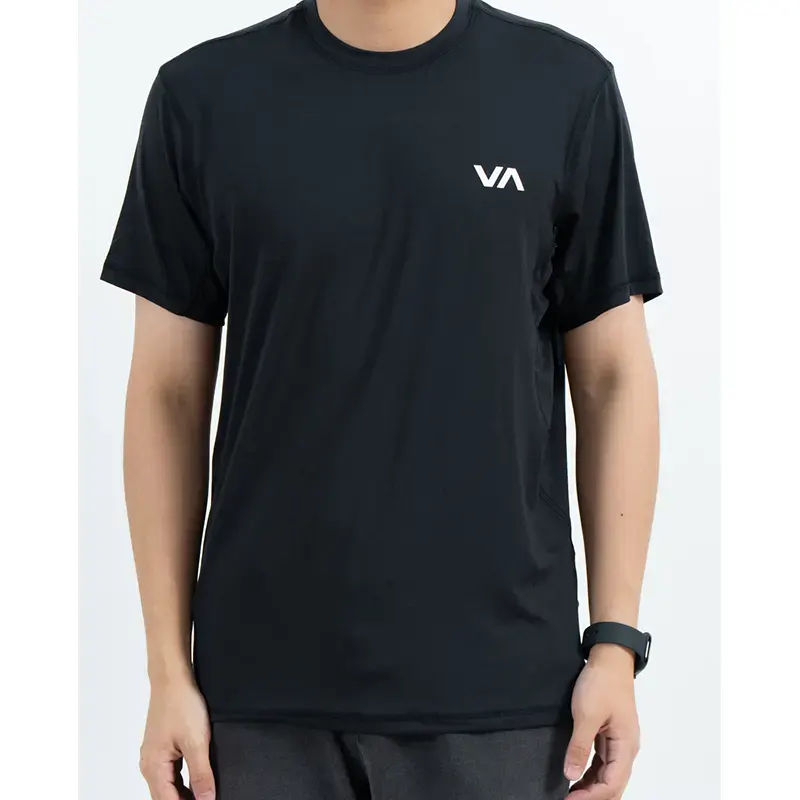 Camiseta negra de cuello redondo de secado rápido con costuras laterales contorneadas y logotipo en el pecho