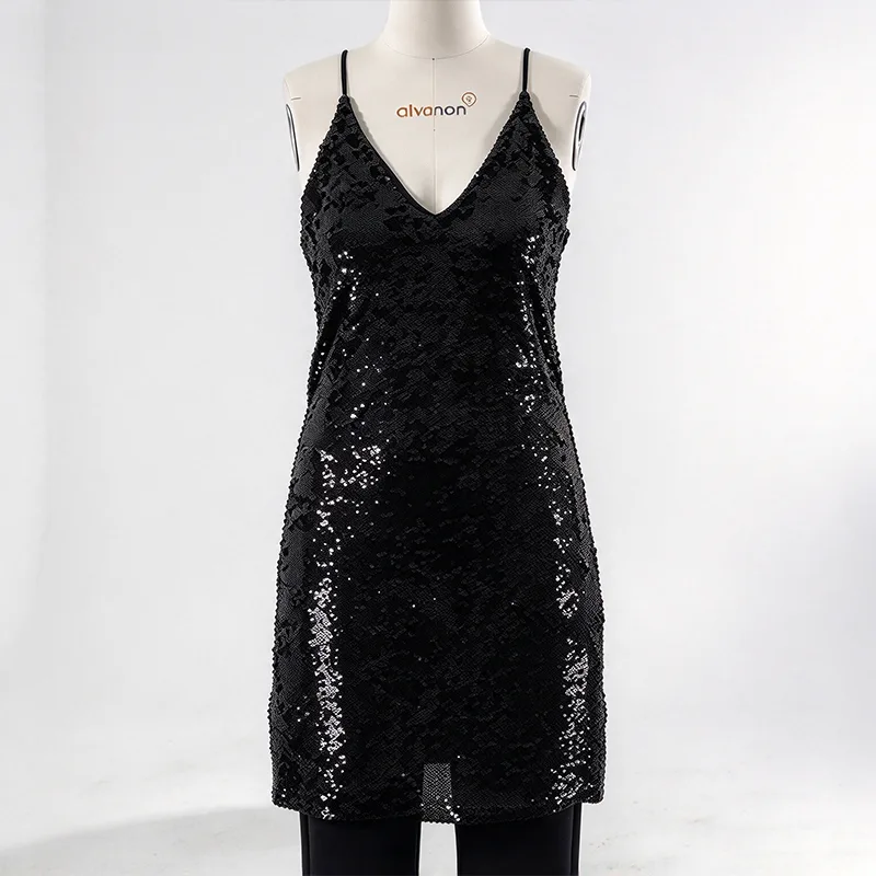 Minivestido lencero de lentejuelas negro con cuello en V y tirantes finos Minivestido lencero de lentejuelas negro con cuello en V y tirantes finos
