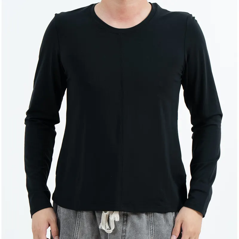 Camiseta negra de corte slim con cuello redondo y manga larga