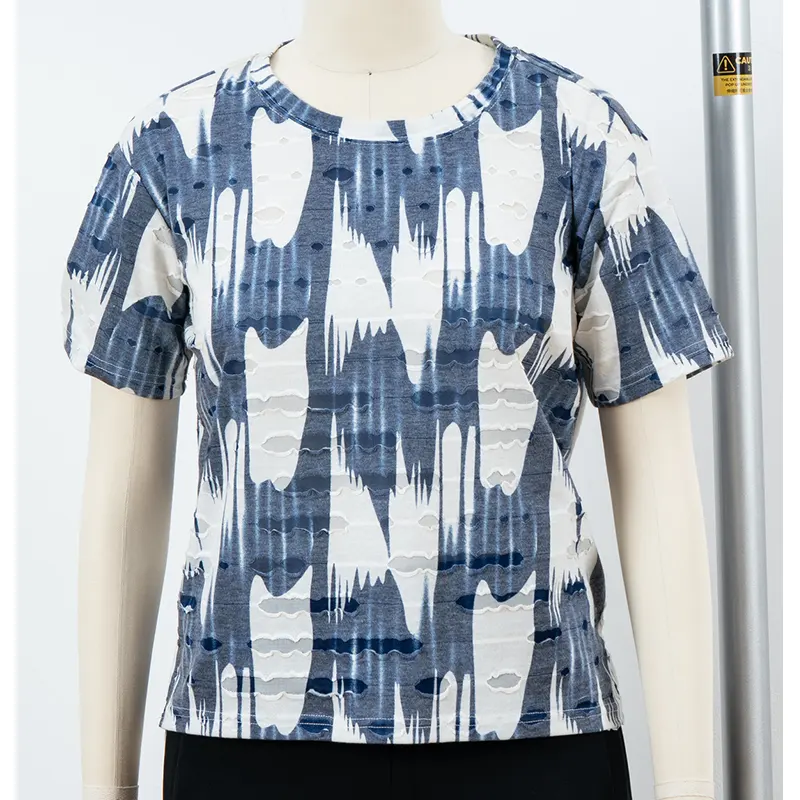 Camiseta con estampado abstracto azul y blanco con textura ondulada