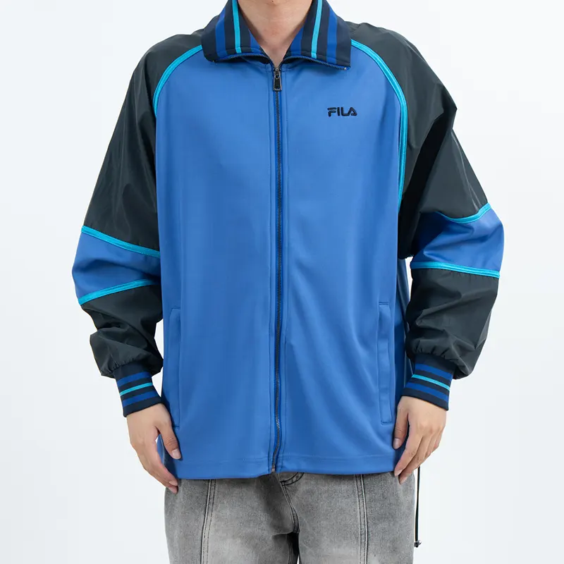 Chaqueta rígida para exteriores con bloques de color azul, cuello y puños a rayas Chaqueta rígida para exteriores con bloques de color azul, cuello y puños a rayas