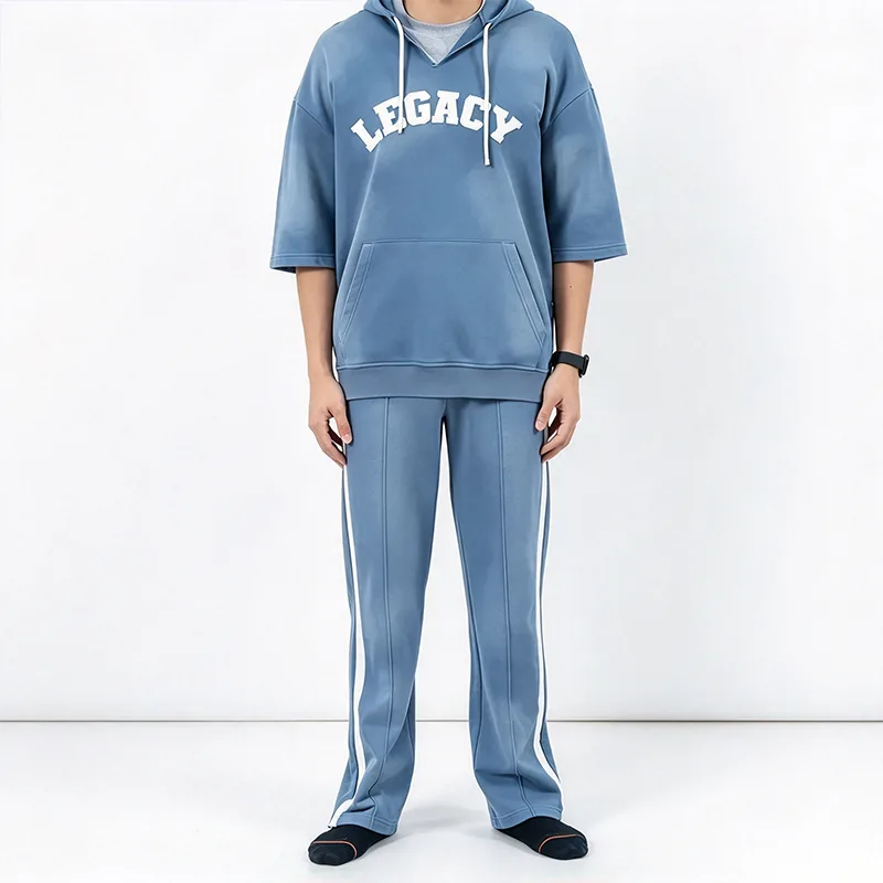 Chándal azul con capucha de manga corta y pantalones blancos con rayas laterales