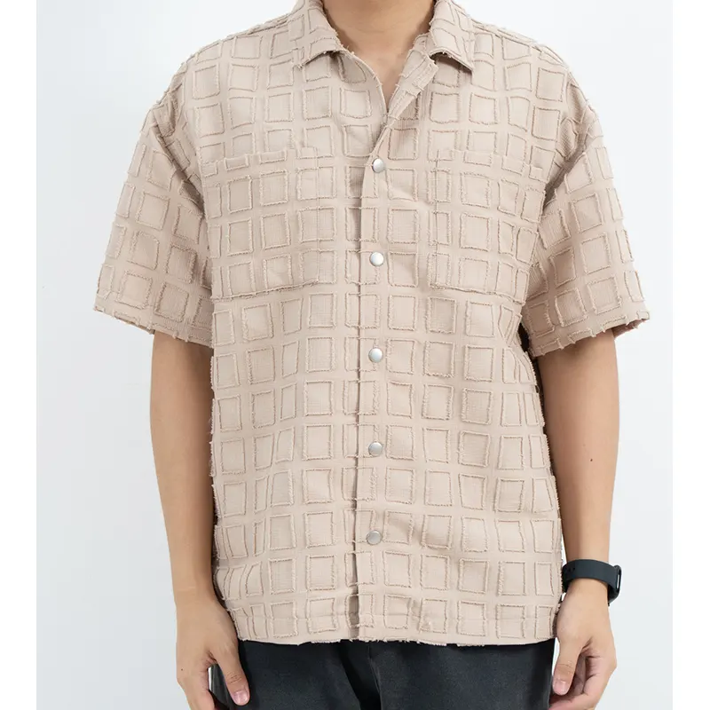 Camisa cuadrada de manga corta con textura de rejilla en relieve y dos bolsillos en el pecho