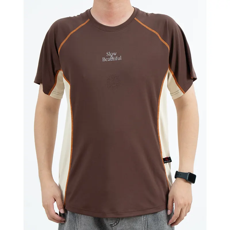Camiseta raglán transpirable marrón con paneles laterales color crema y líneas de costura naranjas