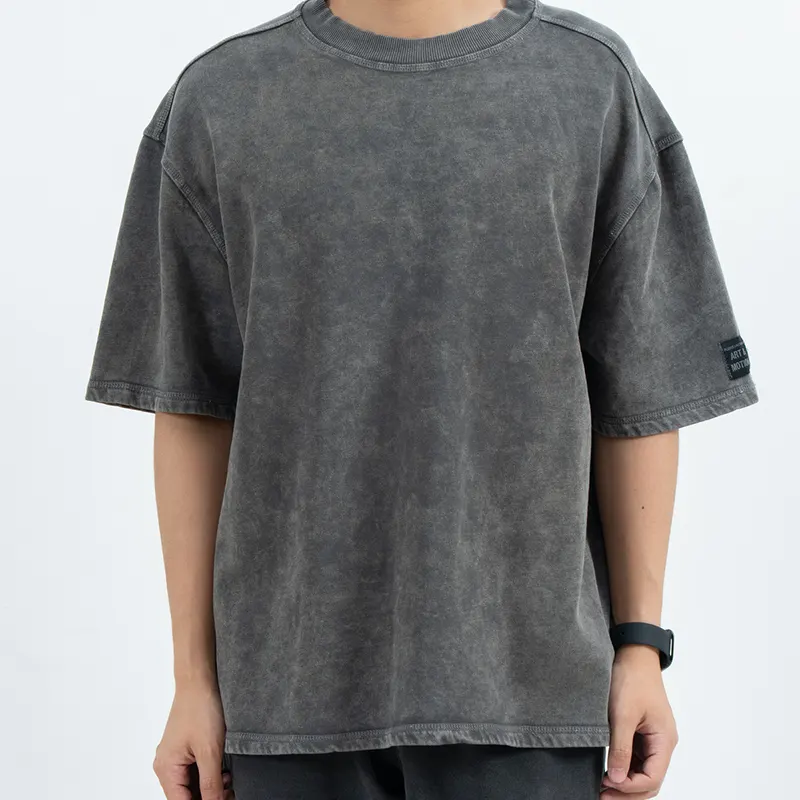 Camiseta extragrande color carbón con efecto desteñido moteado y etiqueta en la manga