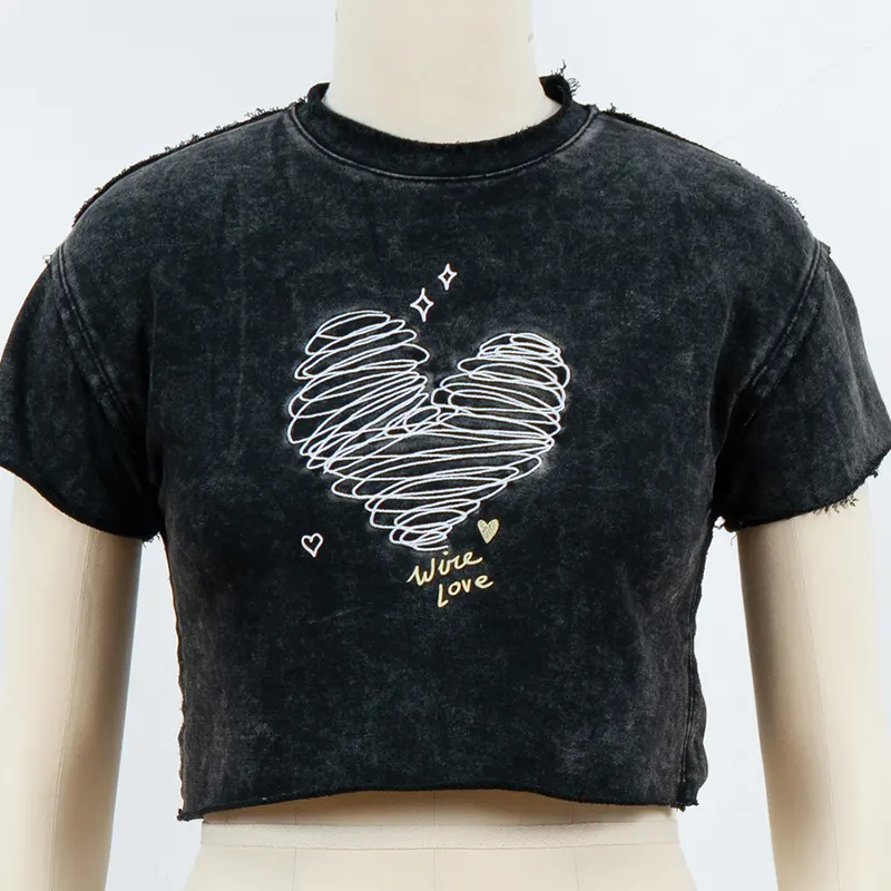 Camiseta corta con gráfico de corazón y detalle de bordes sin rematar