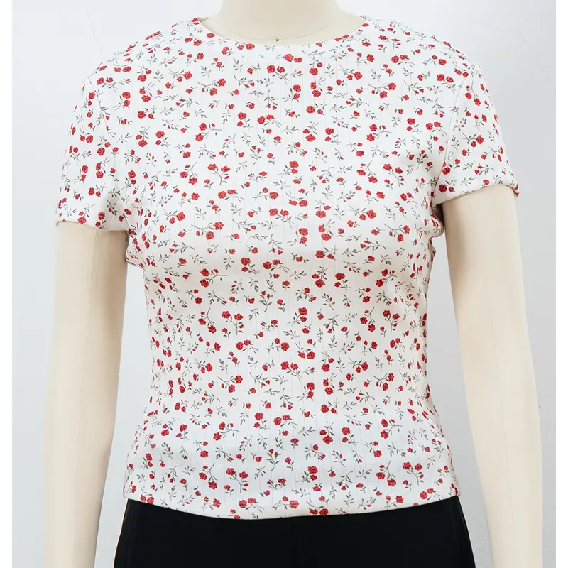Camiseta ajustada con cuello redondo y estampado floral de florecitas rojas