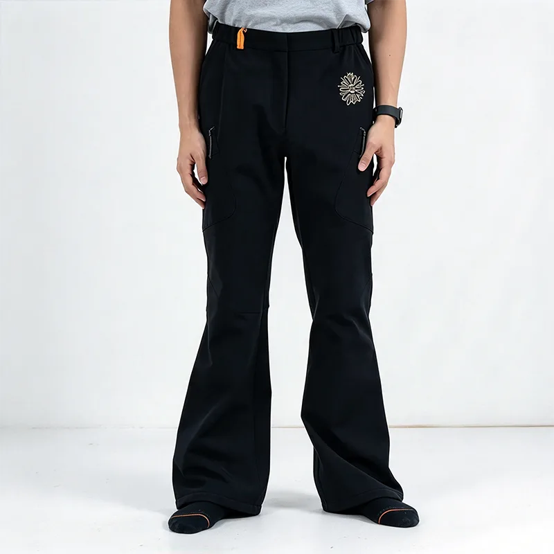 Pantalones cargo rígidos impermeables acampanados con tejido térmico y bolsillos con cremallera en ángulo