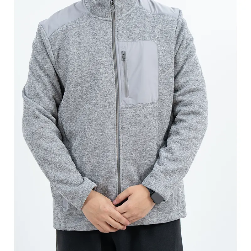 Chaqueta gris con cremallera y cuello levantado con paneles lisos en hombros y pecho Chaqueta gris con cremallera y cuello levantado con paneles lisos en hombros y pecho