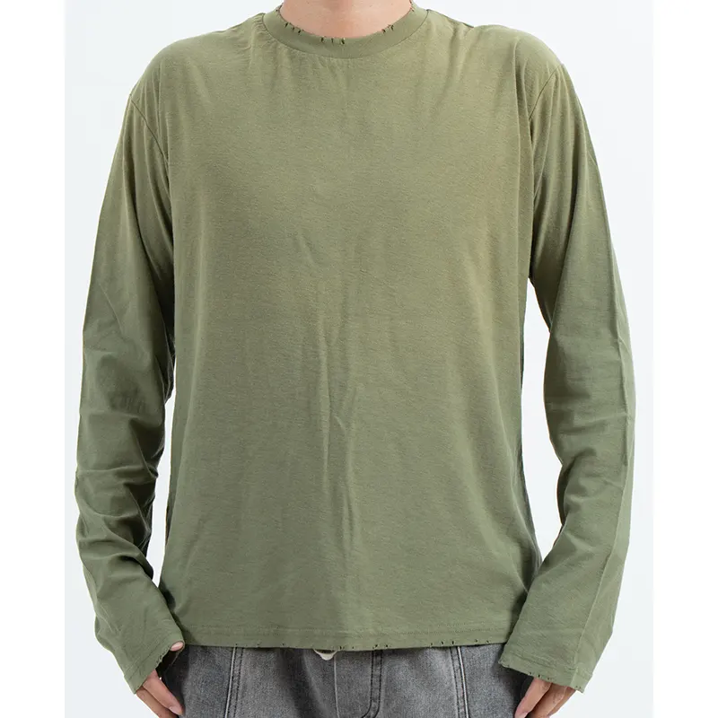 Camiseta verde oliva de manga larga con escote y bajo desgastados
