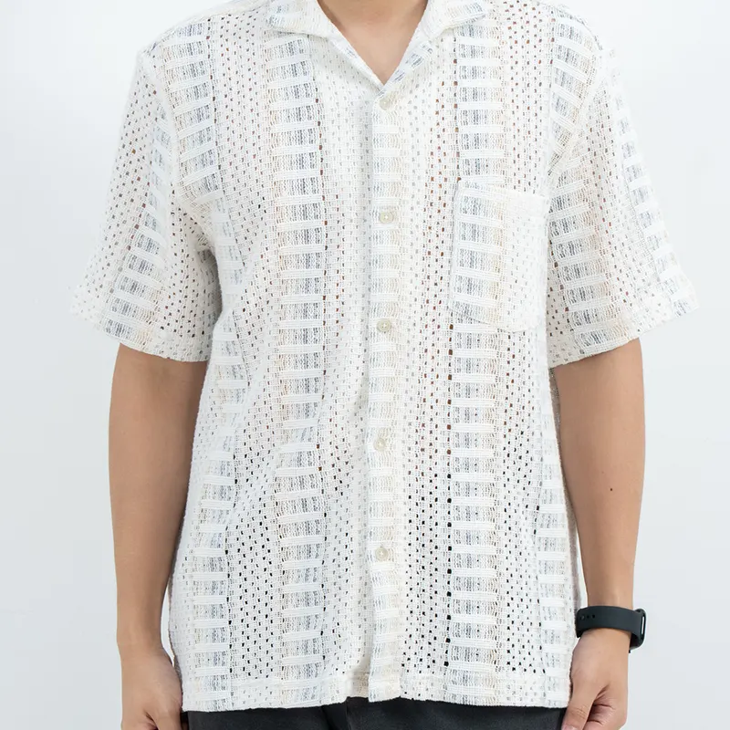 Camisa calada de manga corta con cuello camp y bolsillo en el pecho