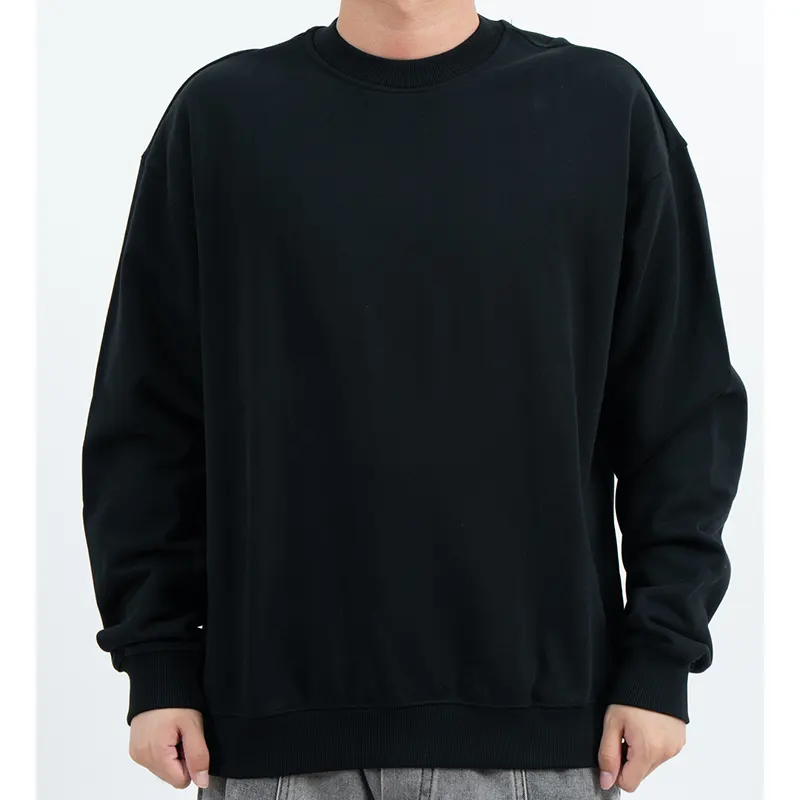 Sudadera negra extragrande con cuello redondo y hombros caídos