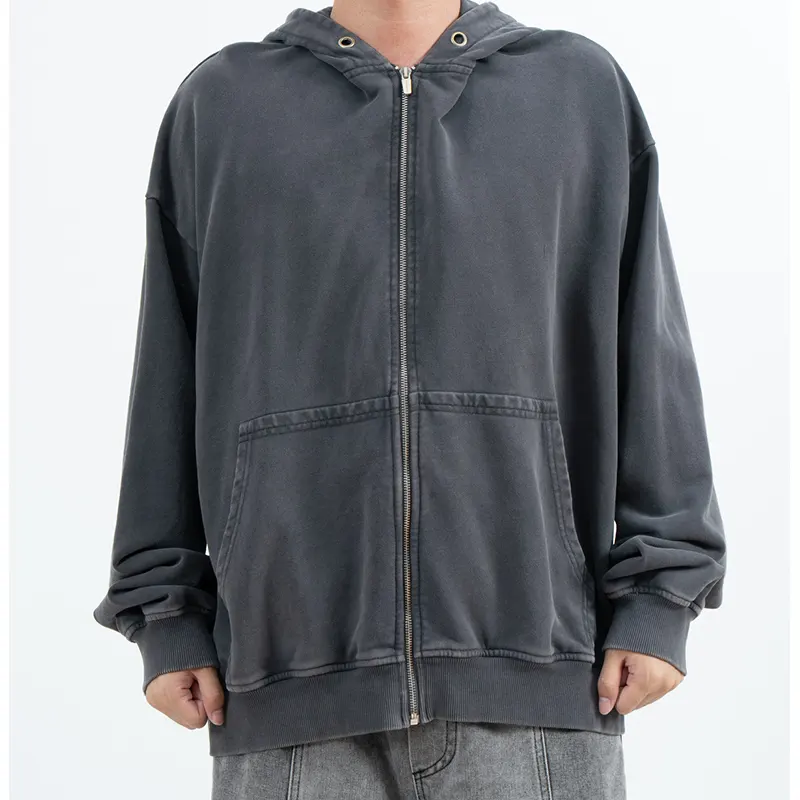 Sudadera con capucha extragrande en color carbón con cremallera y apariencia descolorida