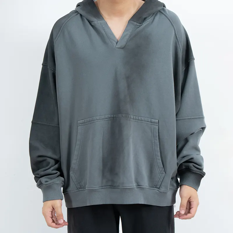 Sudadera con capucha extragrande con cuello en V, paneles en las mangas y bolsillo canguro