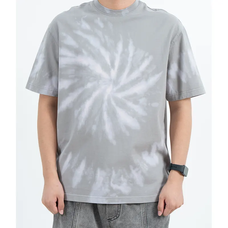 Camiseta gris holgada con cuello redondo y efecto tie-dye en espiral