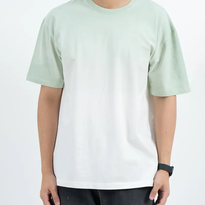 Camiseta holgada con degradado de color menta a blanco y hombros caídos