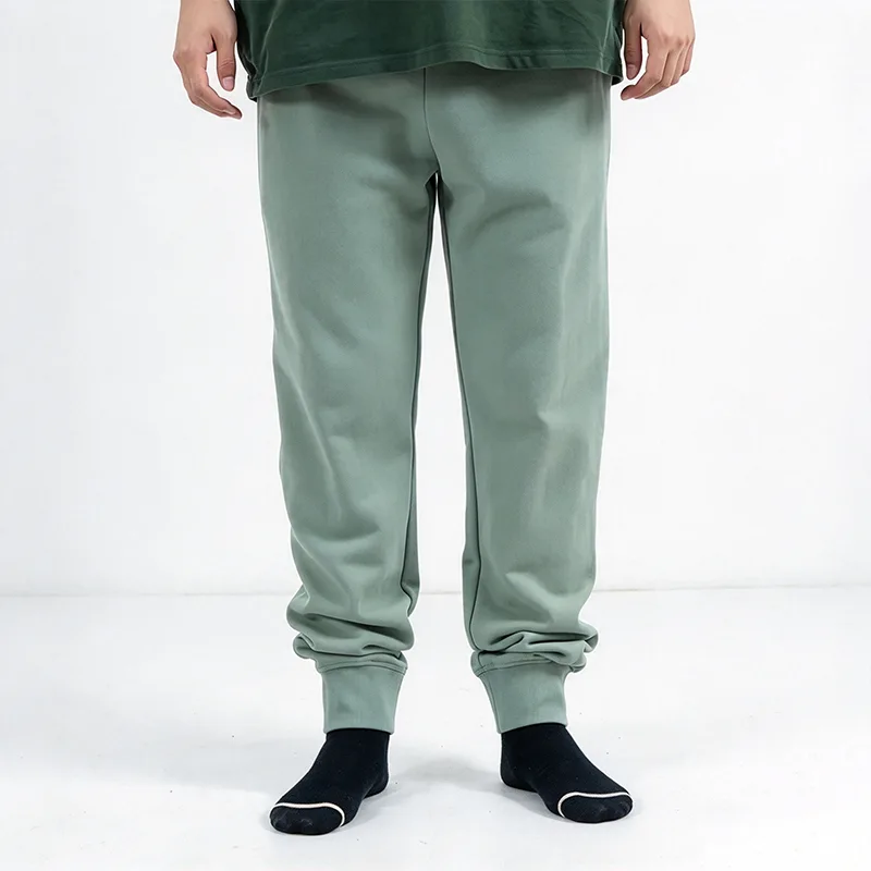 Pantalón jogger verde salvia con puños de canalé en los tobillos
