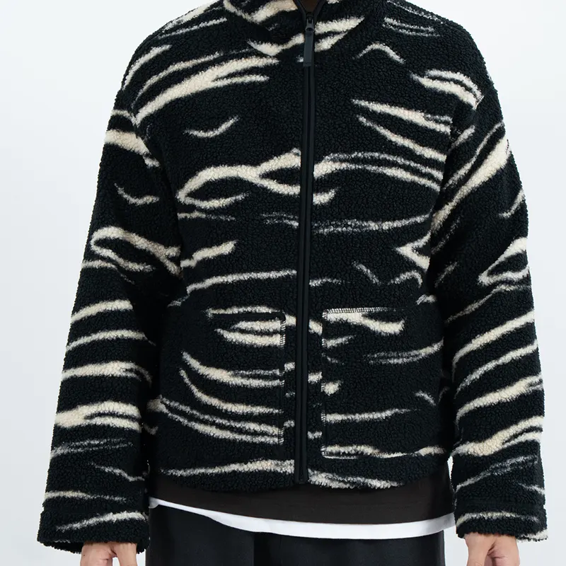 Chaqueta polar con cuello levantado y rayas abstractas en negro y crema