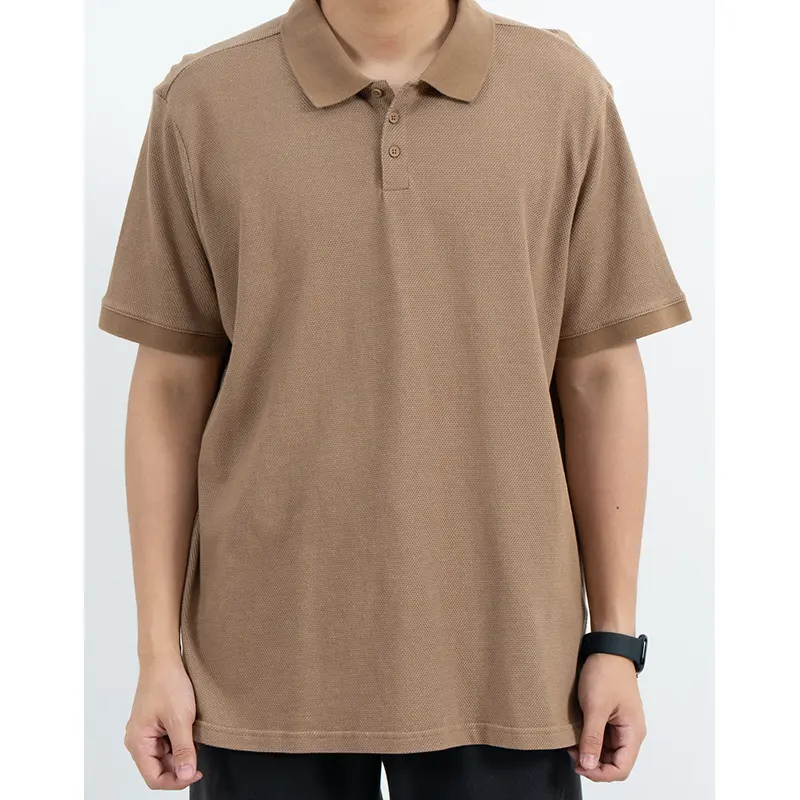 Polo de manga corta marrón texturizado con tapeta de tres botones