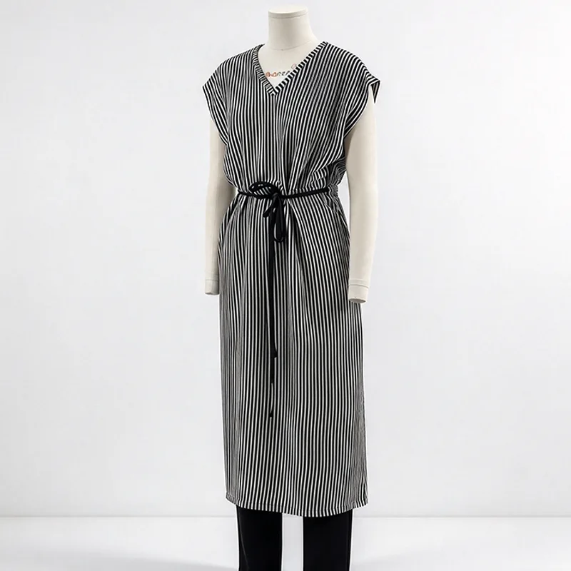 Vestido midi de rayas verticales con cuello en V, hombros extendidos y cinturón de pana Vestido midi de rayas verticales con cuello en V, hombros extendidos y cinturón de pana