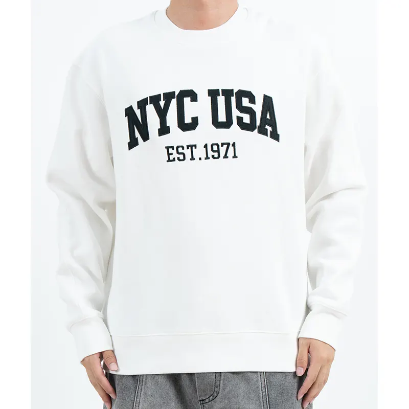 Sudadera blanca con cuello redondo y letras estilo Varsity en el pecho