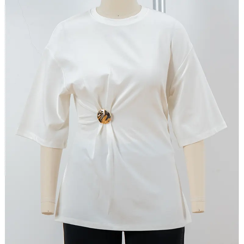 Camiseta oversize blanca con cuello redondo, cintura fruncida y adorno redondo