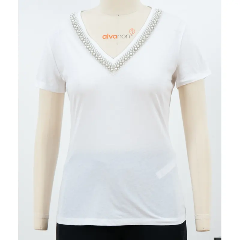 Camiseta blanca con cuello en V y escote con adornos de cuentas